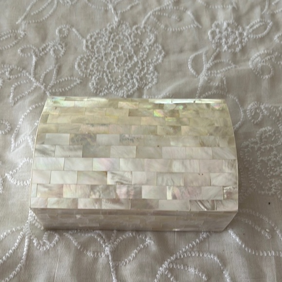 Vintage white Mother of Pearl trinket jewelry box casket shape - Picture 3 of 7